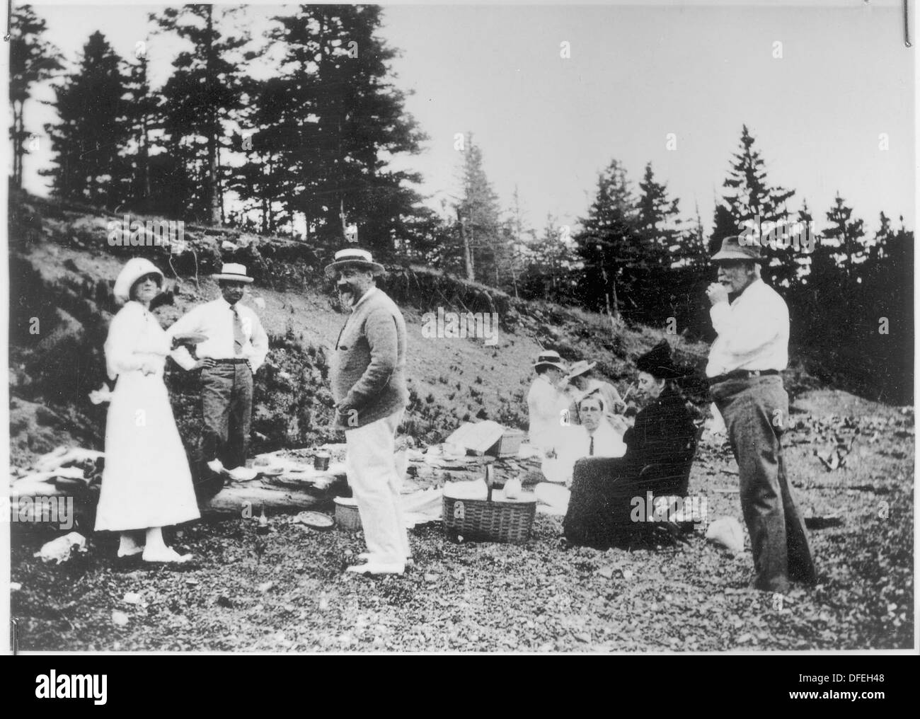 Franklin D. Roosevelt, begleitet von einer Gruppe von Menschen, fotografierte 1955 in Campobello. Stockfoto