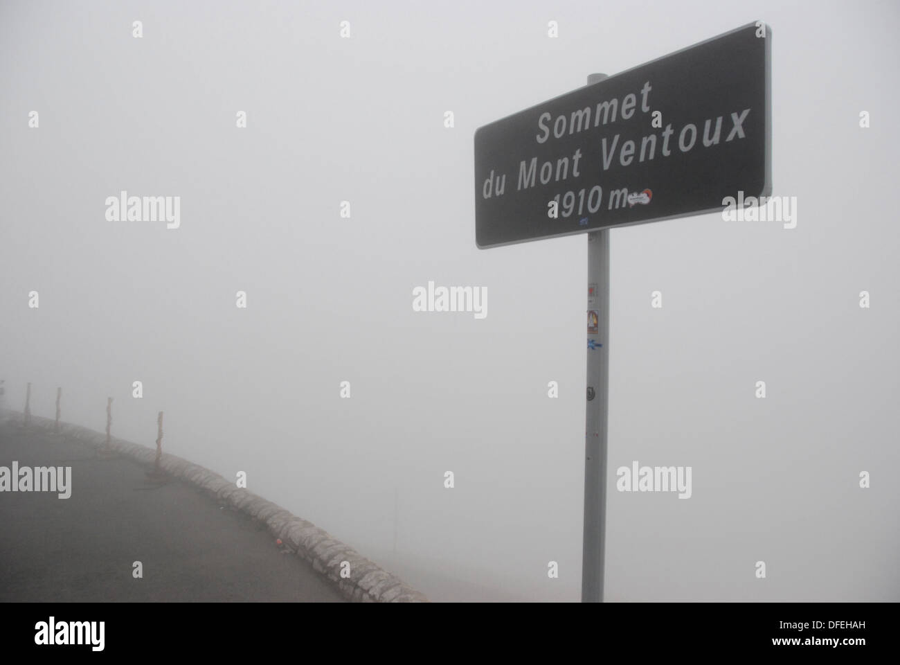 Verkehrszeichen im Nebel zeigt die Höhe, 1910 m des Gipfels auf den berühmten Mont Ventoux Berg im Süden Frankreichs. Stockfoto