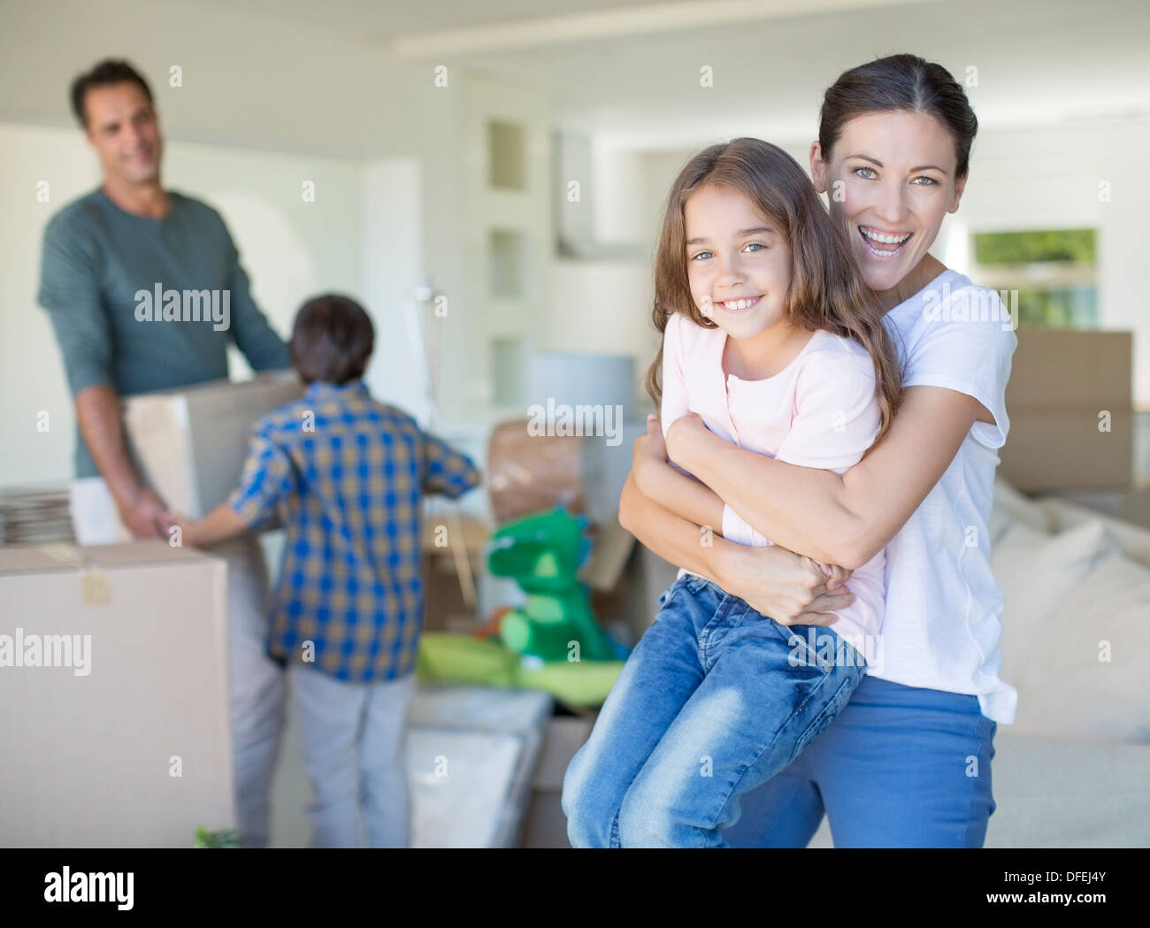 Mutter und Tochter umarmt im neuen Haus Stockfoto