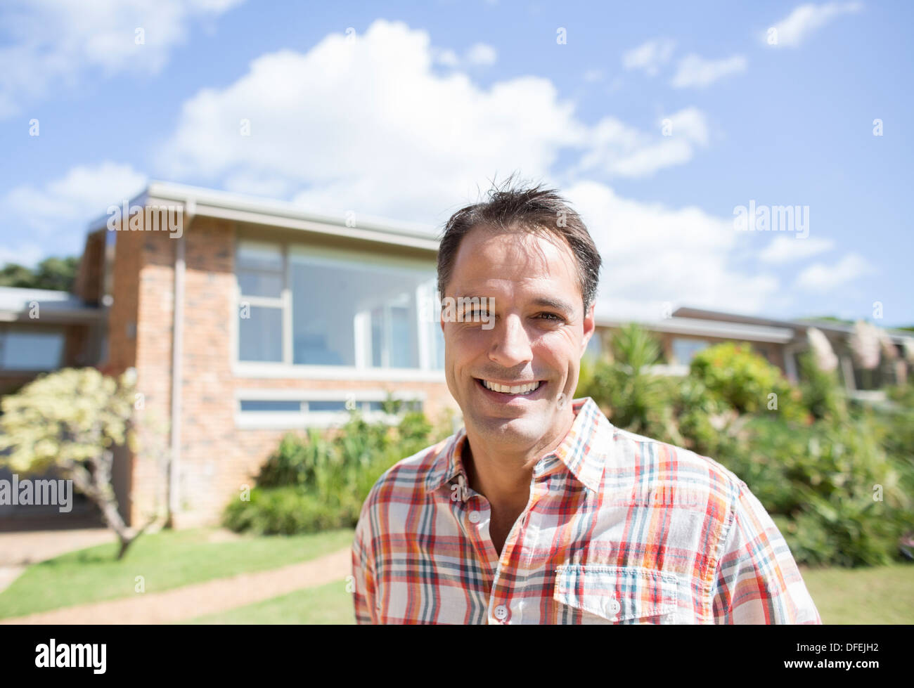 Porträt von lächelnden Mann vor Haus Stockfoto