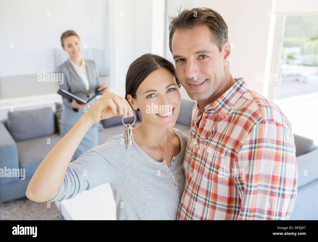 Porträt der lächelnde paar halten Hausschlüssel Stockfoto