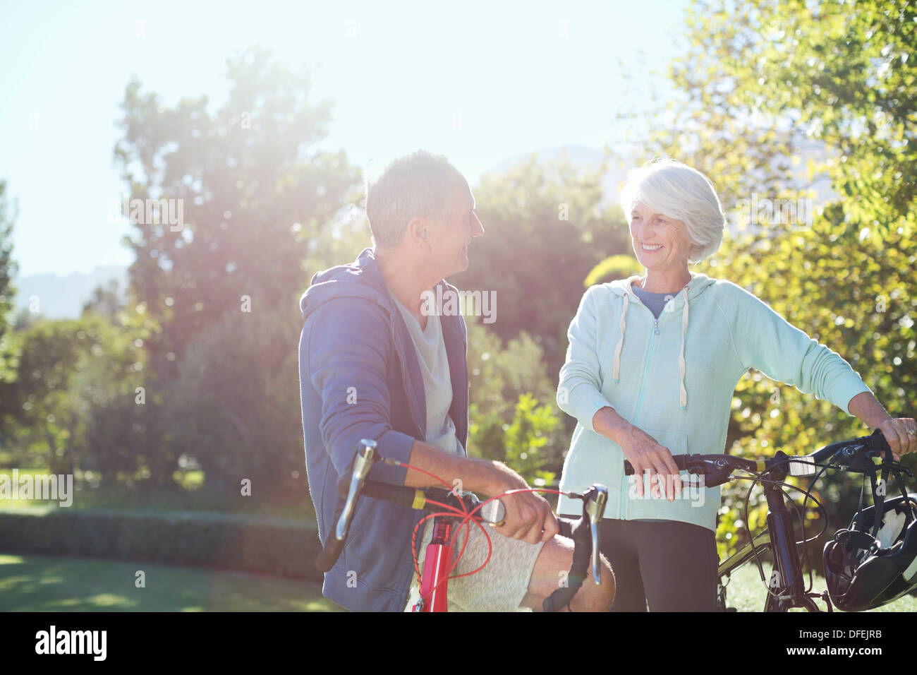 Älteres Paar mit Fahrrädern im park Stockfoto