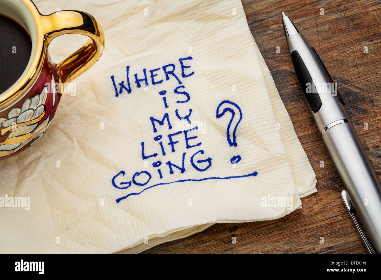 Wo befindet sich mein Leben gehen - eine wesentliche Frage oder auf der Suche nach Zweck - eine Serviette Doodle mit einer Tasse Espressokaffee Stockfoto