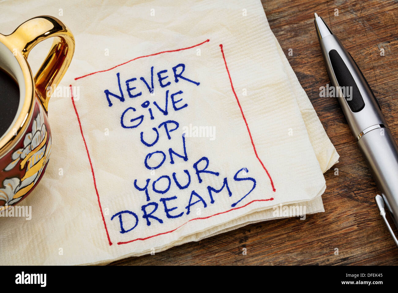 Never give up auf Ihre Träume-Erinnerung - eine Serviette Doodle mit einer Tasse Espressokaffee Stockfoto