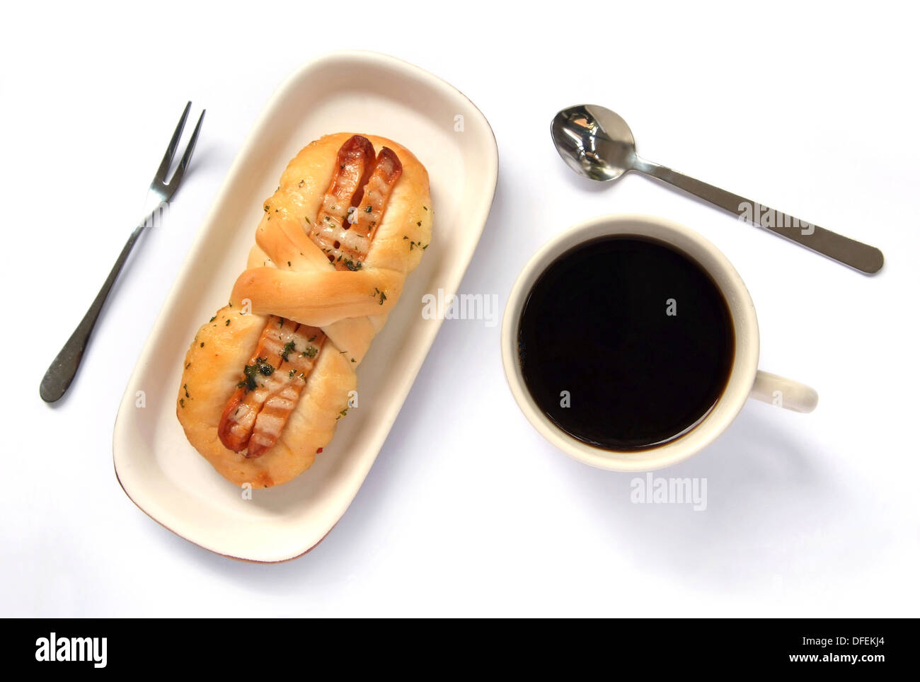 Schmackhafte Wurst Brot auf Teller und Tasse Kaffee mit Löffel isoliert auf weißem Hintergrund Stockfoto