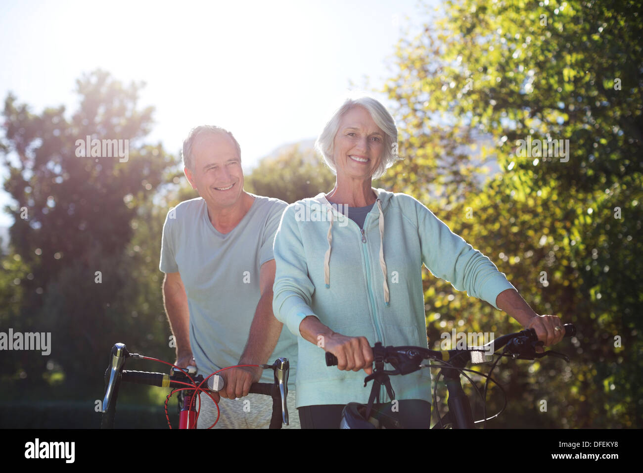 Älteres paar Wandern Fahrräder im park Stockfoto