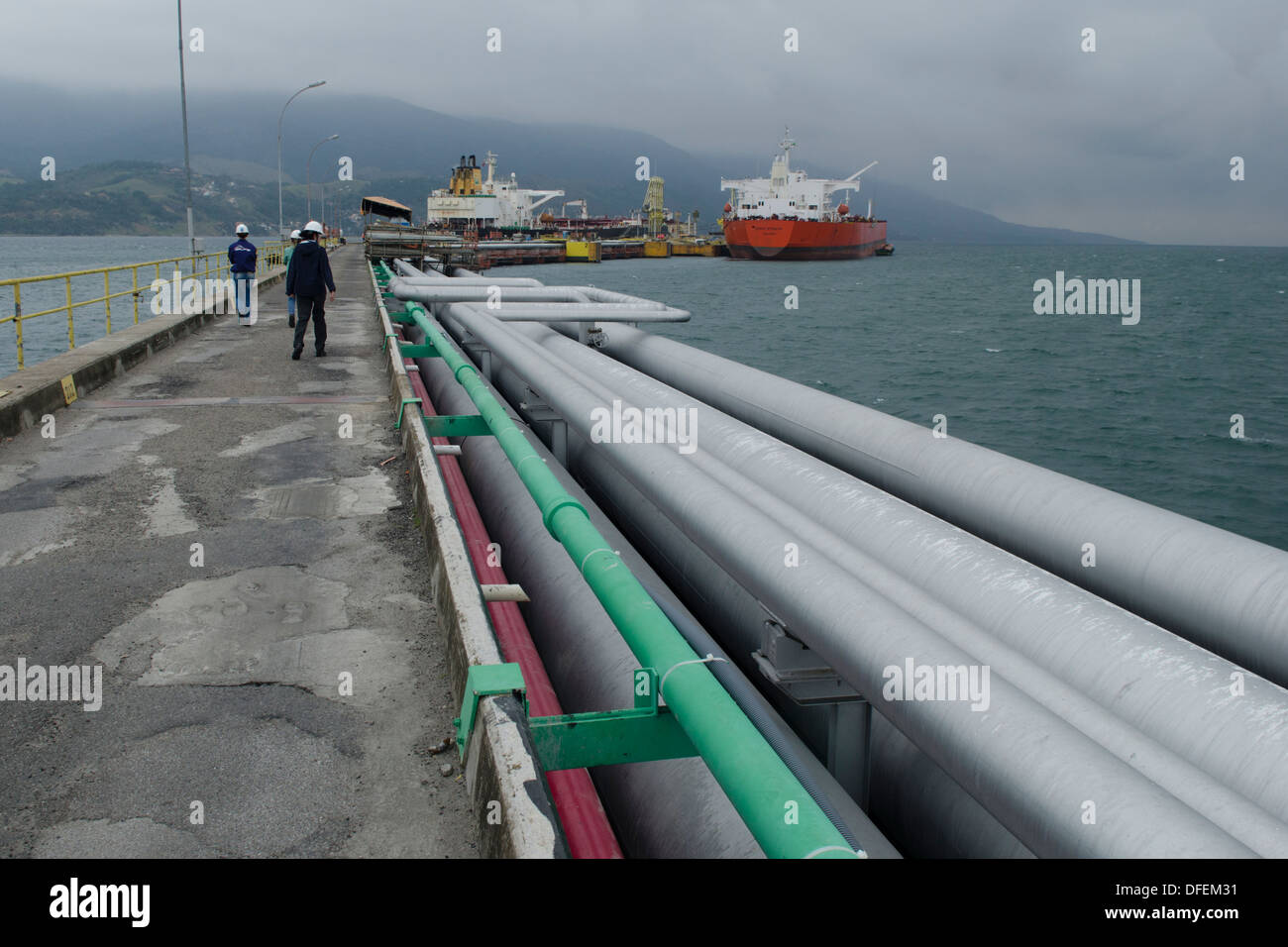 Öl und Gas Rohre innen TEBAR Ölhafen in Sao Sebastiao, Bundesstaat Ufer von Sao Paulo, Brasilien Stockfoto