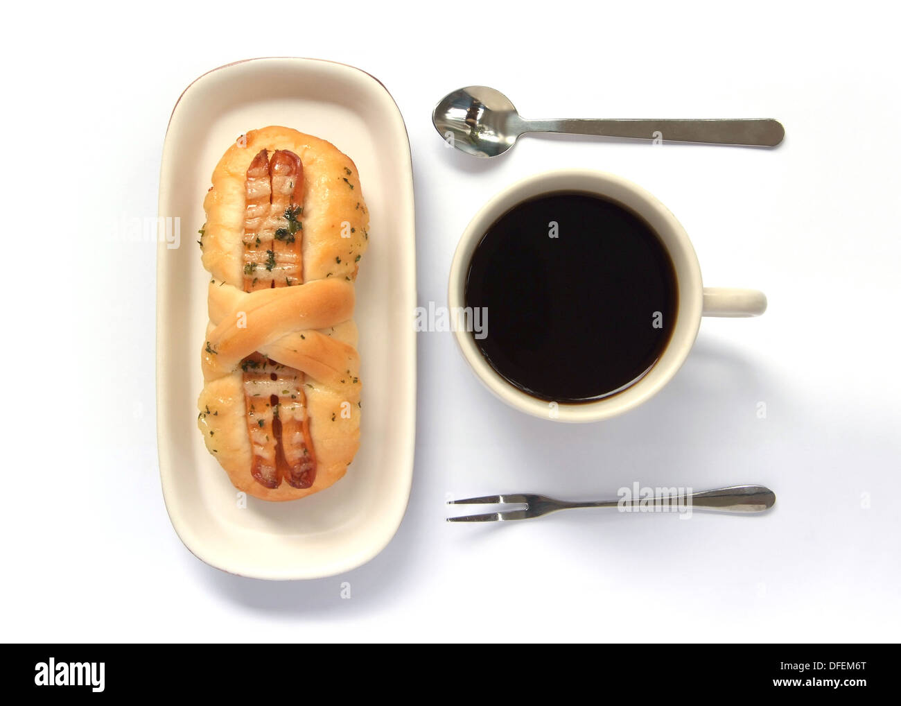 Schmackhafte Wurst Brot auf Teller und Tasse Kaffee mit Löffel isoliert auf weißem Hintergrund Stockfoto