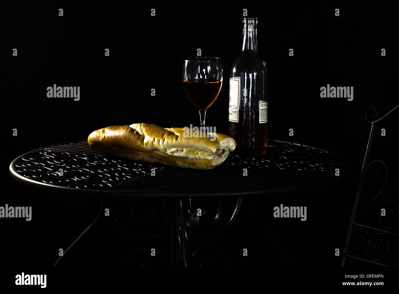 Ein Laib Brot und eine Flasche Wein getrunken in einem Straßencafé. Stockfoto