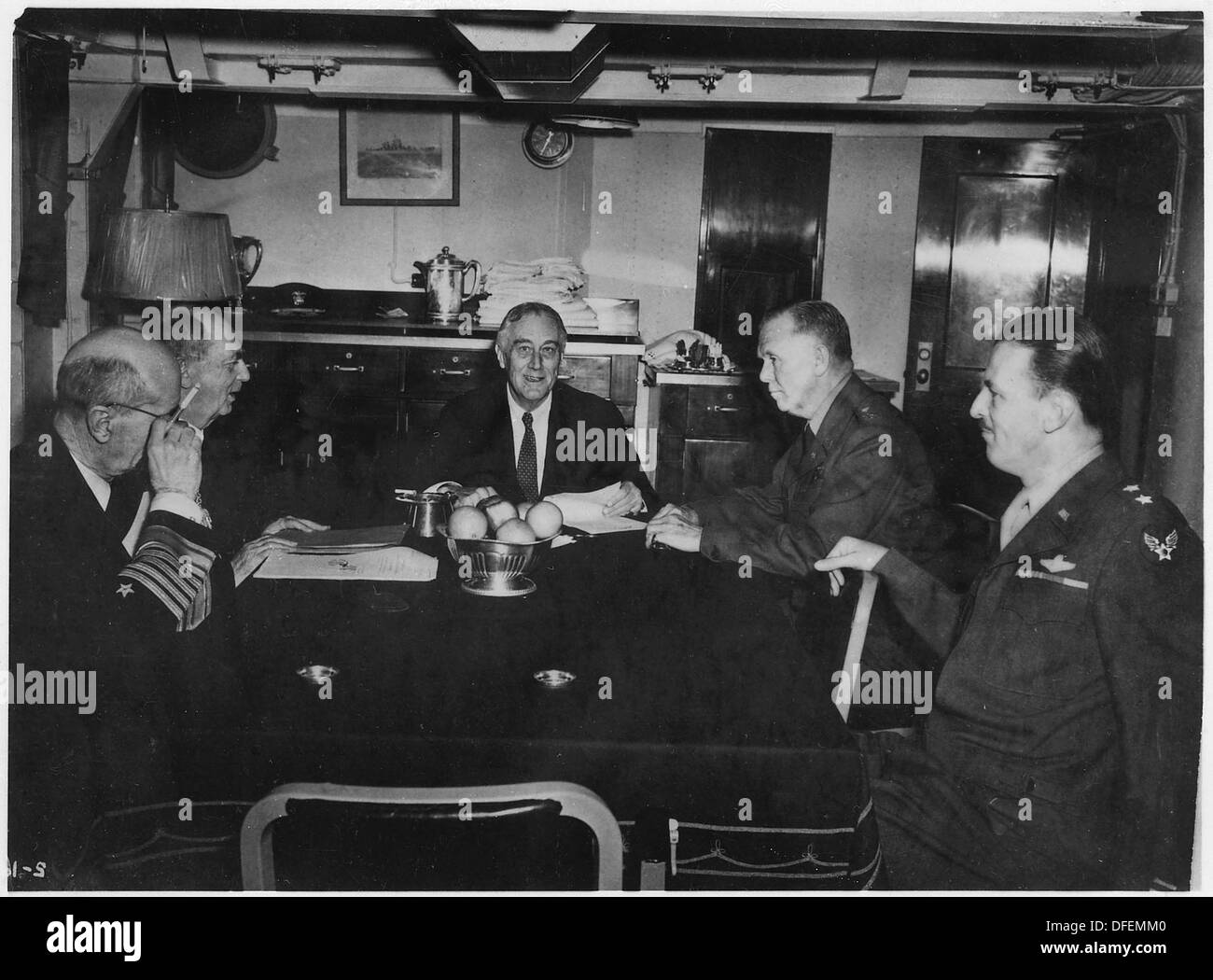 Ein historisches Foto, das Franklin D. Roosevelt, Leahy, King, Marshall und Kuter während des Zweiten Weltkriegs auf Malta zeigt, wahrscheinlich für eine diplomatische oder militärische Diskussion. Stockfoto