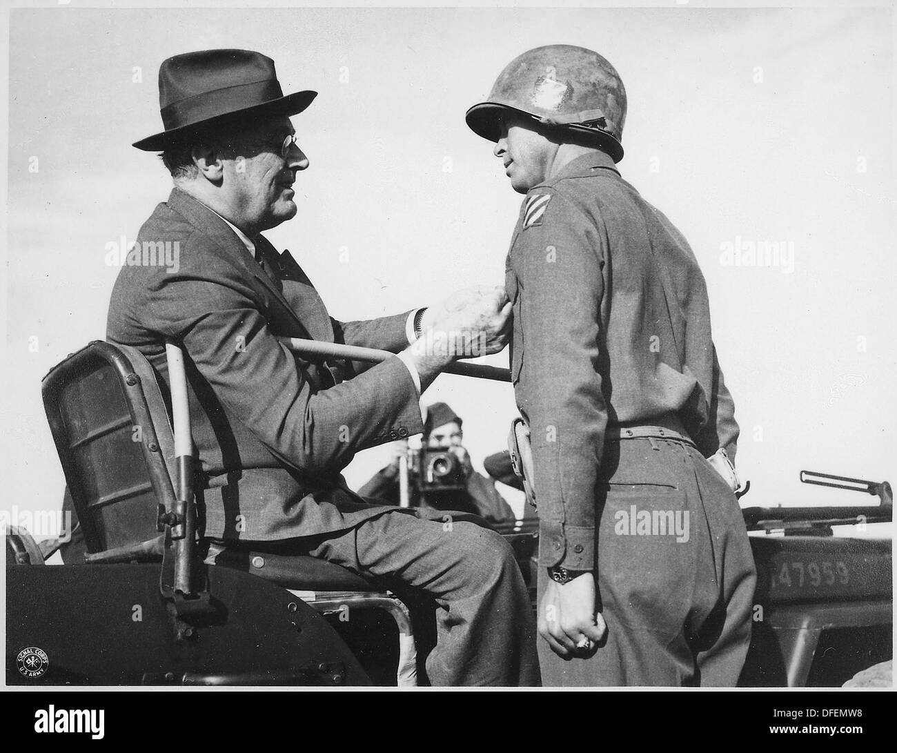 Präsident Franklin D. Roosevelt und Leutnant W. Kellogg in Sizilien, Italien, während eines Besuchs in der Region, wahrscheinlich im Zusammenhang mit militärischen oder kriegerischen Aktivitäten während des Zweiten Weltkriegs Stockfoto