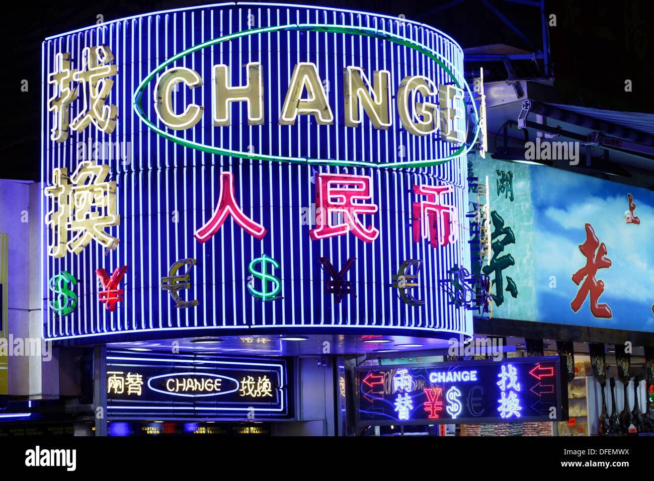 Blau / lila Neon Werbung für ein Geldwechsler mit englischen und chinesischen Zeichen und Leuchtreklamen der ausländischen Währungen in Stockfoto