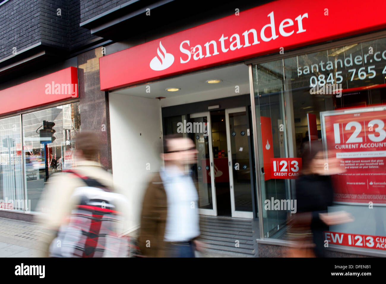 Santander Bank-Filiale in Tottenham Court Road London UK 22. März 2012. Stockfoto