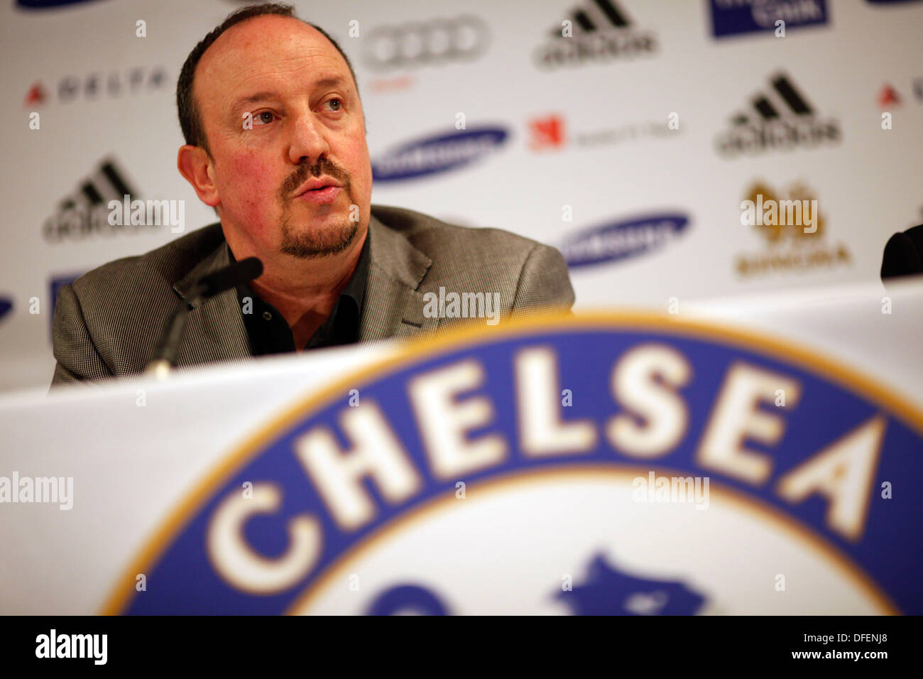 Chelseas neue Interims Trainer Rafael Benitez spricht während einer Pressekonferenz von der englischen Premier League-Fußball-Club in London, Stockfoto