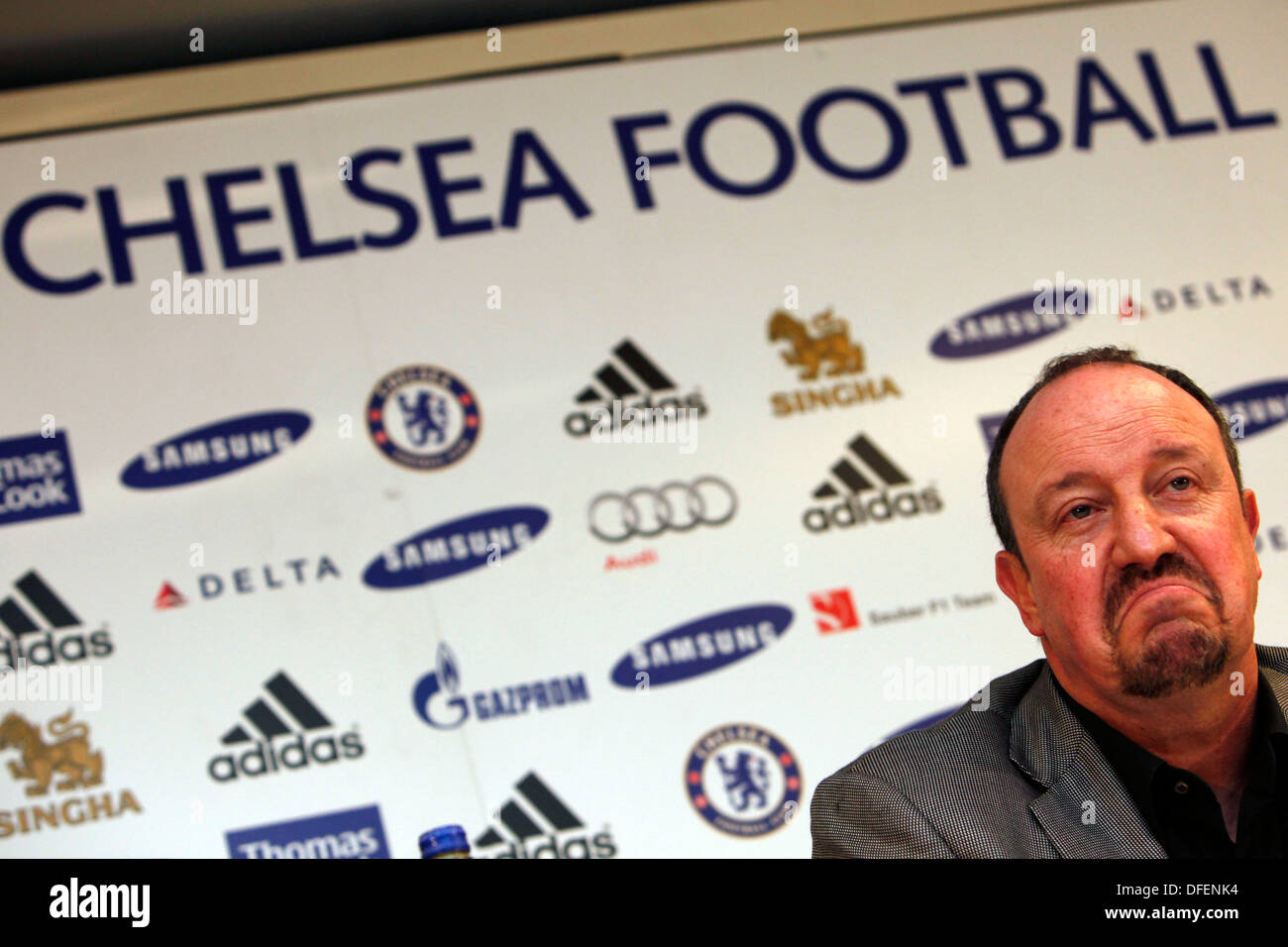 Chelseas neue Interims Trainer Rafael Benitez spricht während einer Pressekonferenz von der englischen Premier League-Fußball-Club in London, Stockfoto