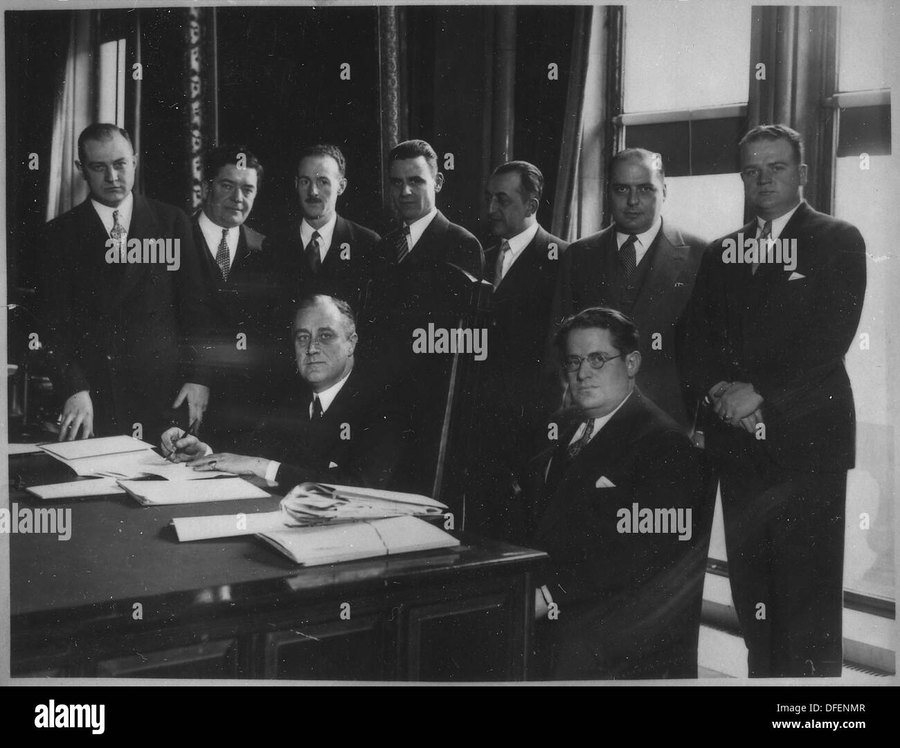 Dieses Foto zeigt Franklin D. Roosevelt, Sam Rosenman und andere Schlüsselfiguren der US-Geschichte, die während eines wichtigen Moments in den 1930er Jahren aufgenommen wurden Roosevelt, der 32. Präsident, ist bekannt für seine Führung während der Großen Depression und des Zweiten Weltkriegs Stockfoto