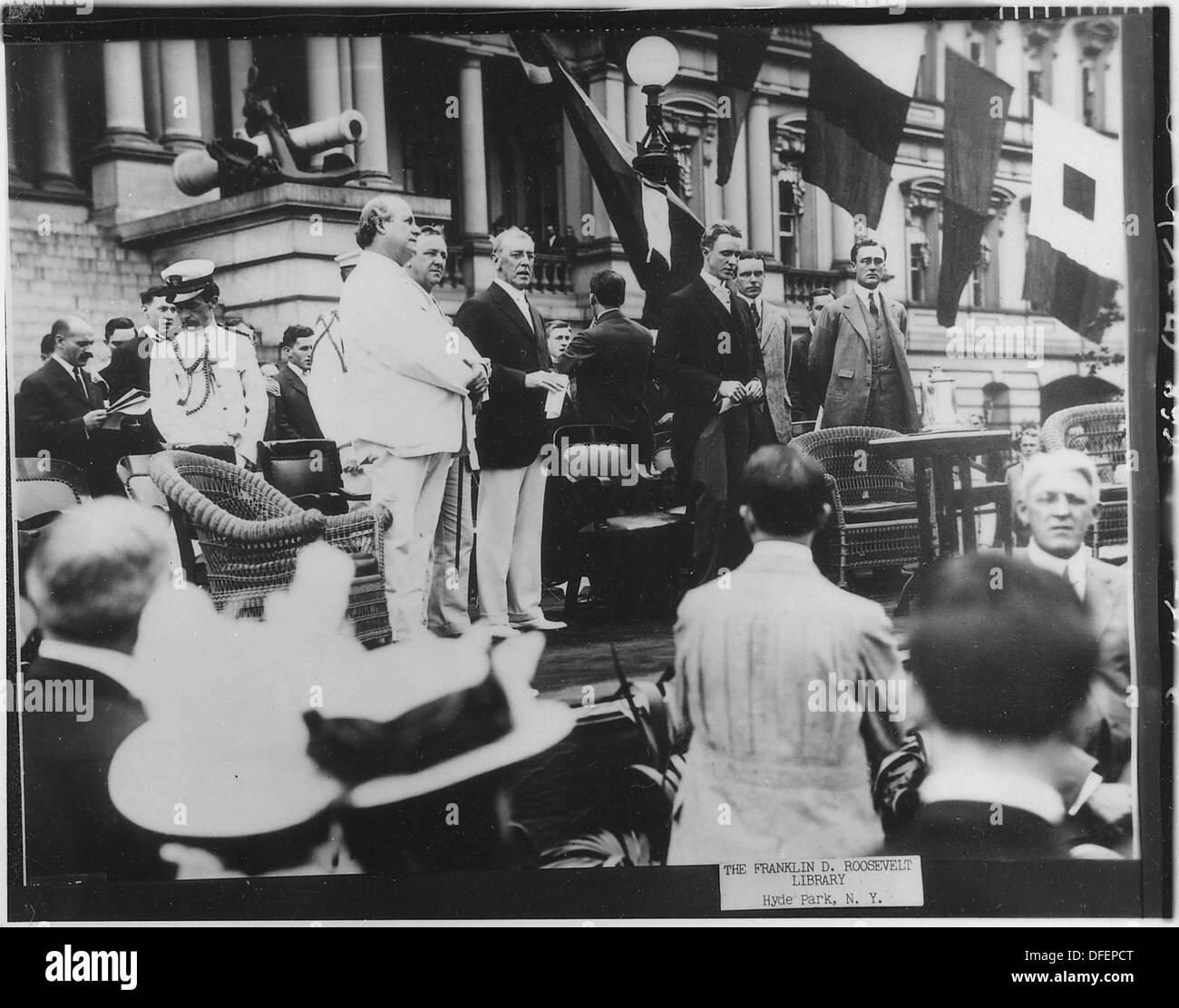 Dieses Foto zeigt vier prominente Persönlichkeiten: Franklin D. Roosevelt, W. Wilson, Josephus Daniels und William Jennings Bryan in Washington, D.C. während eines bedeutenden politischen Ereignisses. Stockfoto