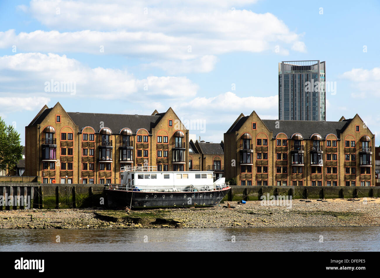 Wohngebäude entlang der Themse - London, England Stockfoto