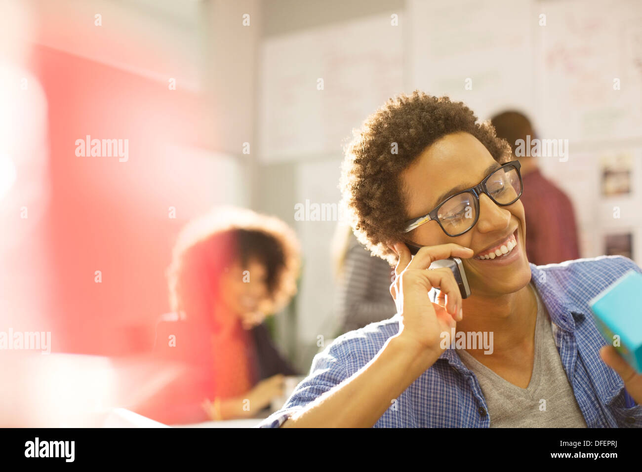 Geschäftsmann am Handy im Büro sprechen Stockfoto