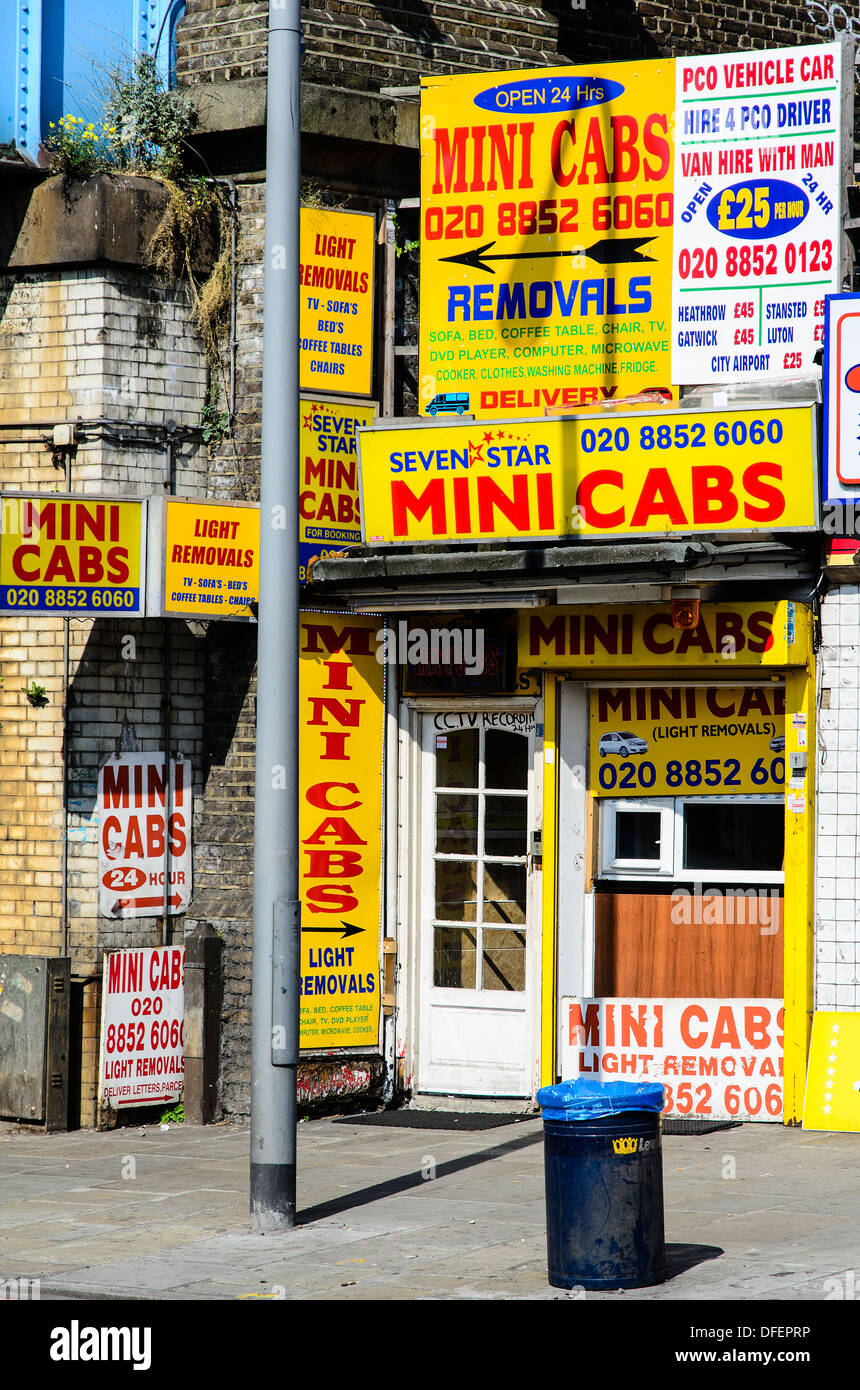 Minicab Ladenfront im Lewhisham - London, England Stockfoto