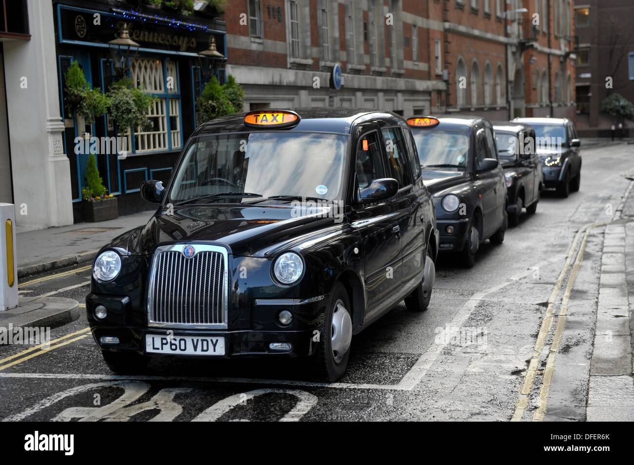 Schwarze Taxis, das typische London schwarzes Taxi Auto in London, England, Vereinigtes