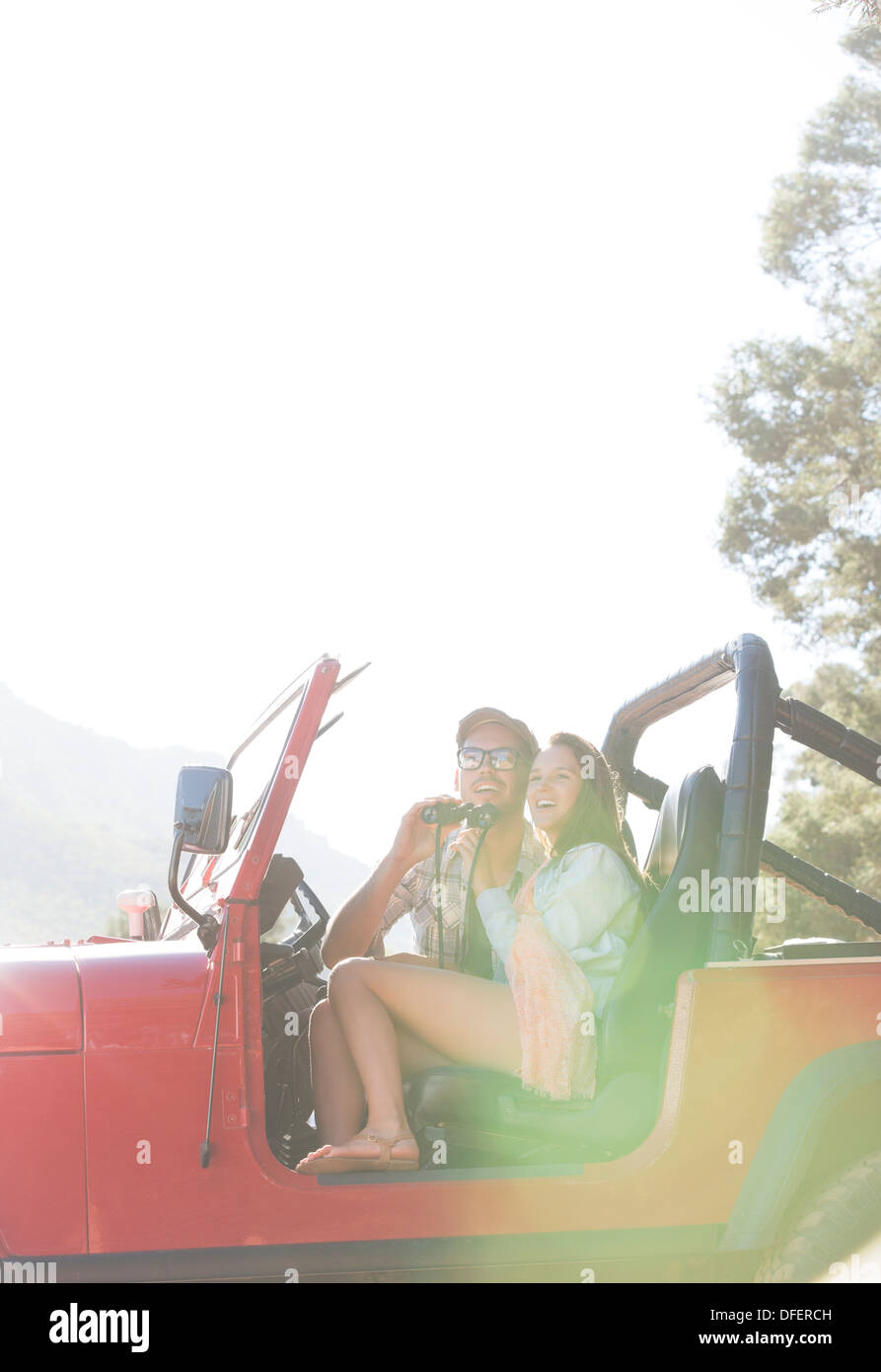 Paar mit dem Fernglas in Geländewagen Stockfoto