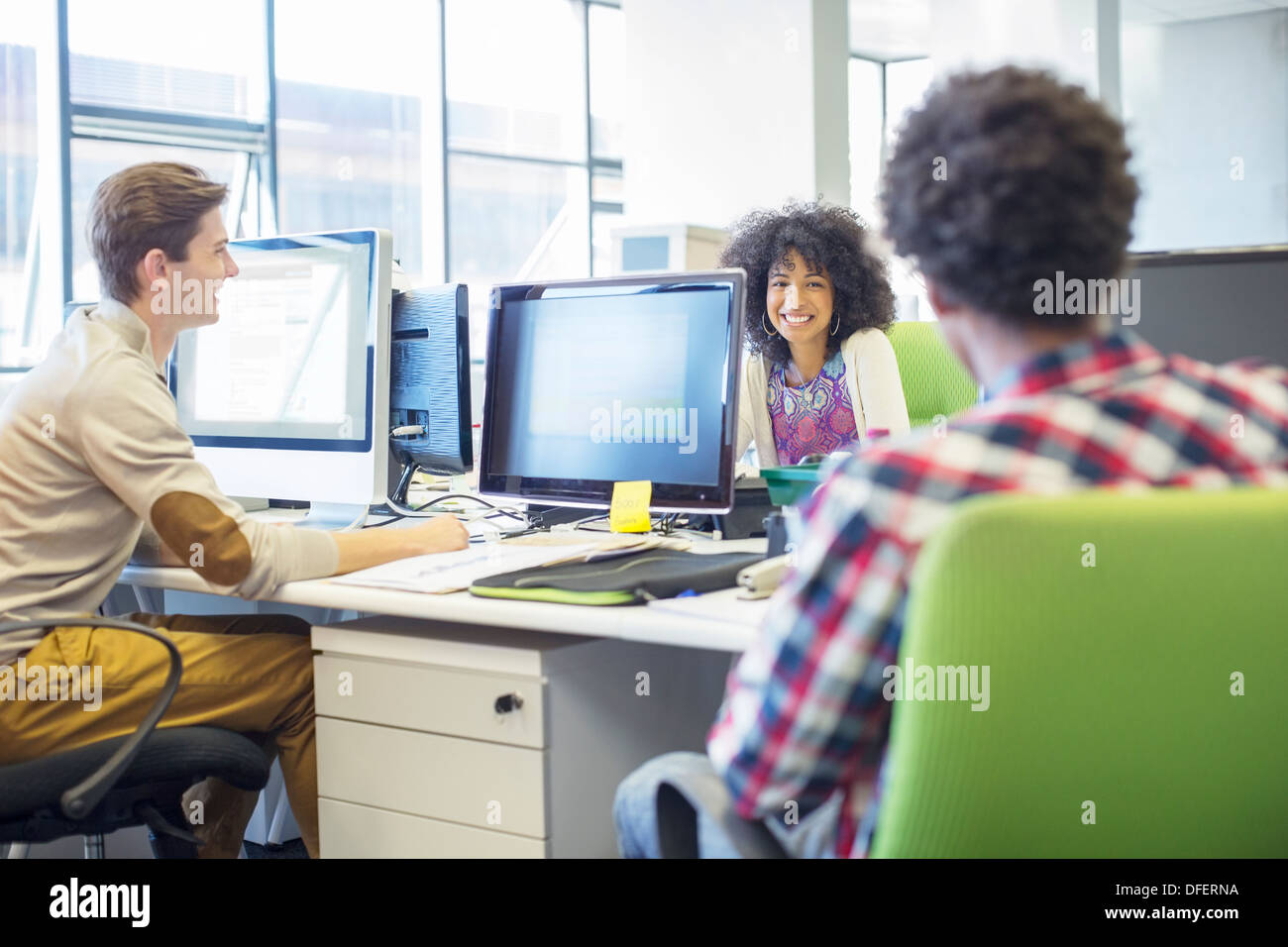 Geschäftsleute im Gespräch im Büro Stockfoto