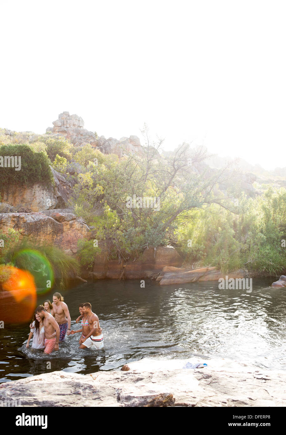 Freunde im Fluss waten Stockfoto
