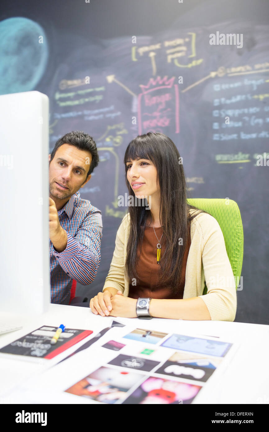 Geschäftsleute, die am Computer im Büro Stockfoto