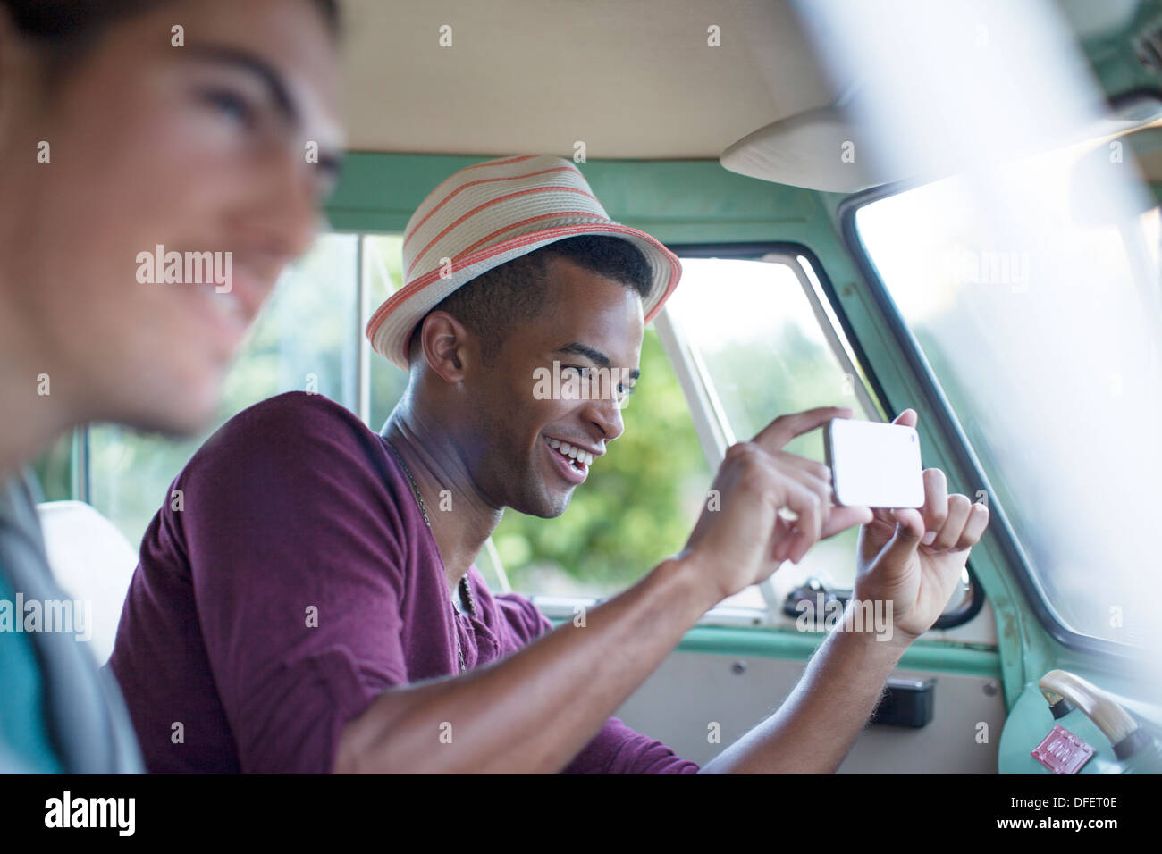 Mann mit Kamera-Handy in Wohnmobil Stockfoto