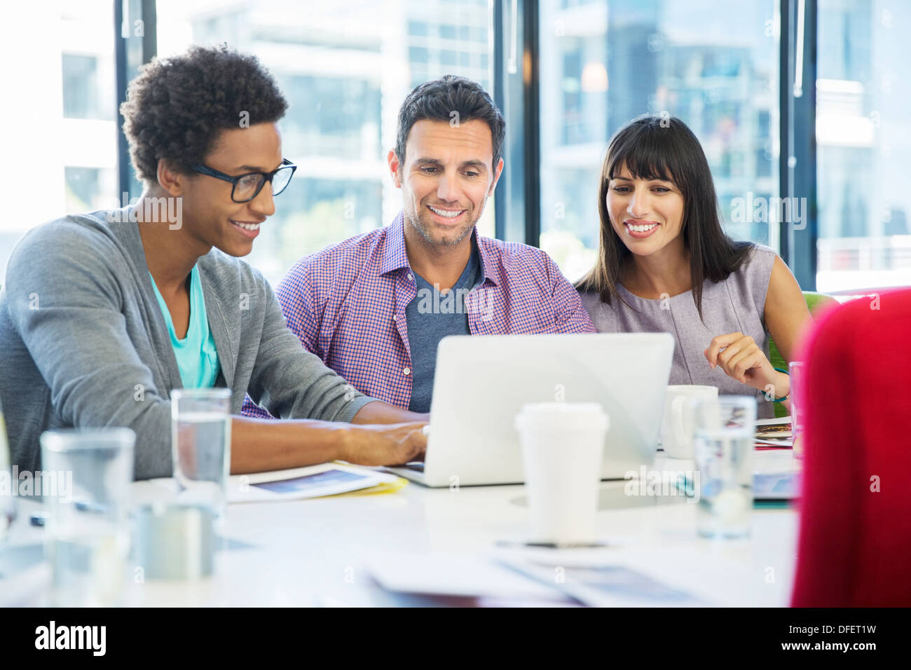 Geschäftsleute, die mit Laptop in treffen Stockfoto