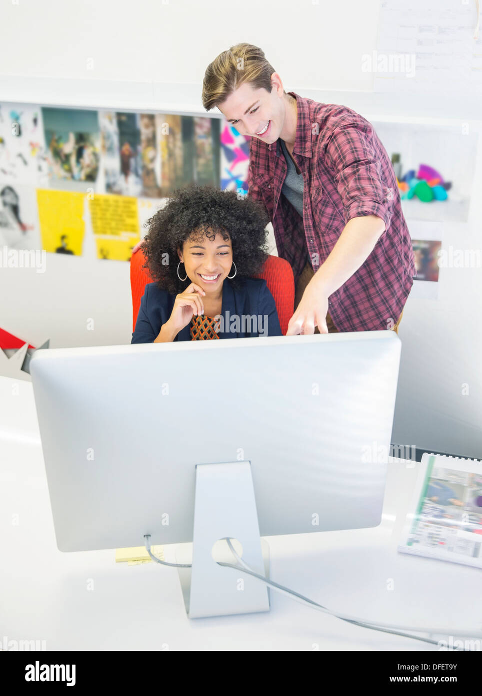 Geschäftsleute, die am Computer im Büro Stockfoto