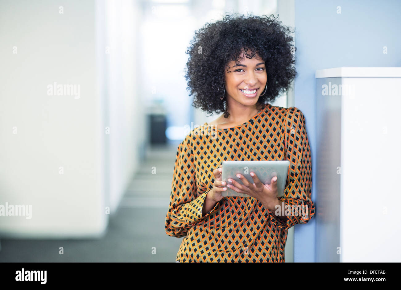 Porträt Frau mit digital-Tablette in office Stockfoto