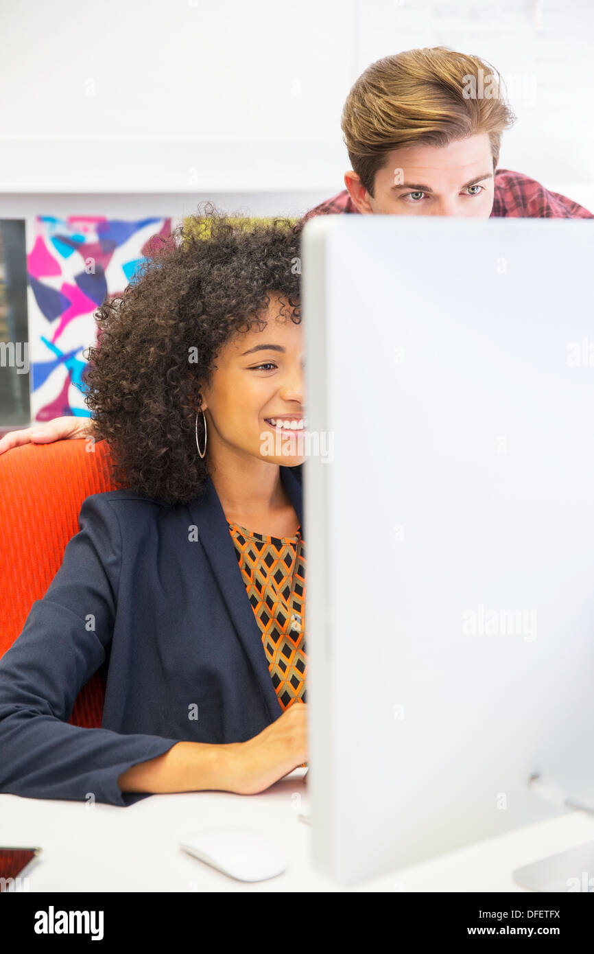 Geschäftsleute, die am Computer im Büro Stockfoto
