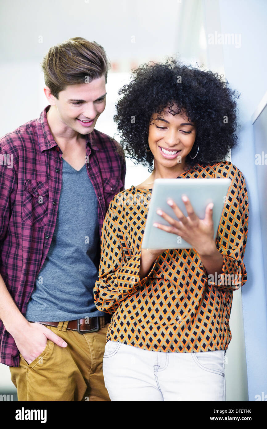 Geschäftsleute, die mit digital-Tablette in office Stockfoto