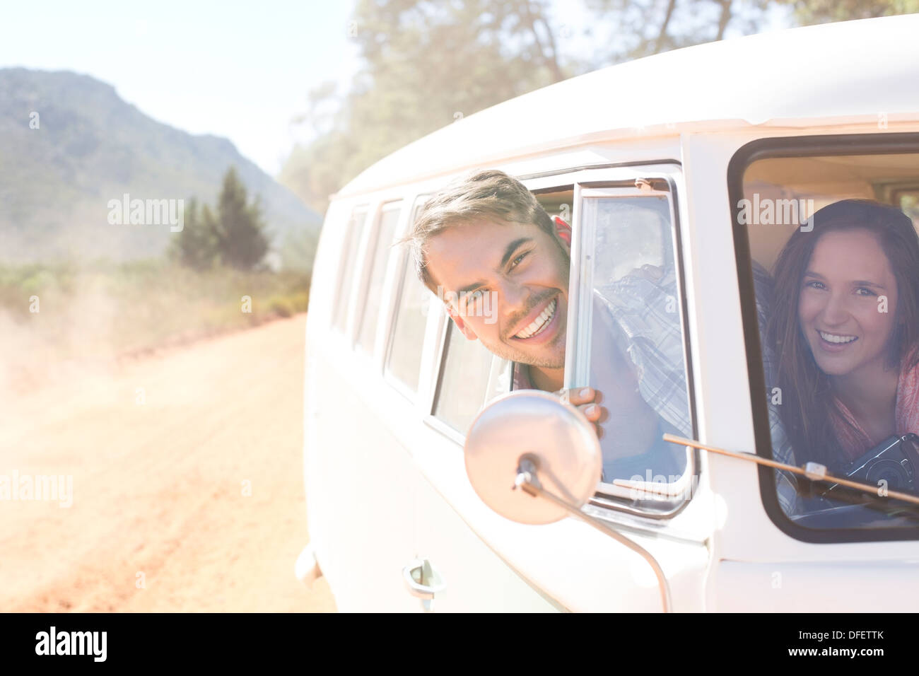 Porträt des Lächelns paar im Wohnmobil Stockfoto