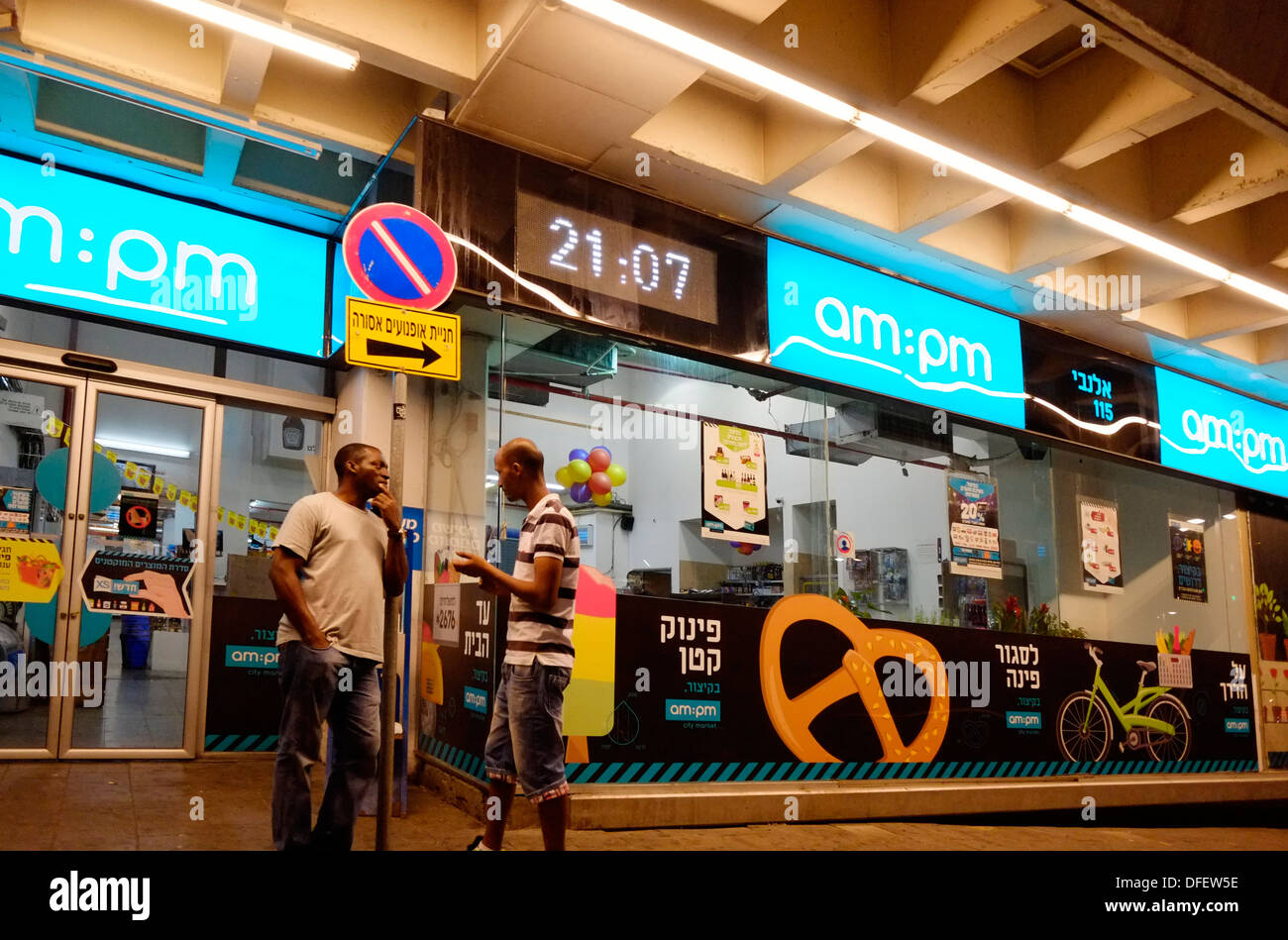 Afrikanische Migranten Chating in Alenby Straße Tel Aviv Israel Stockfoto