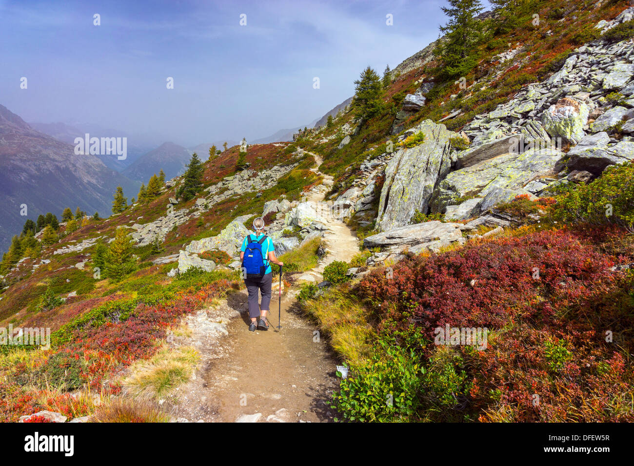 Walker in blau mit Ruckack über Chamonix Mont Blanc, Alpen, Herbstfärbung, Herbstfarben Stockfoto