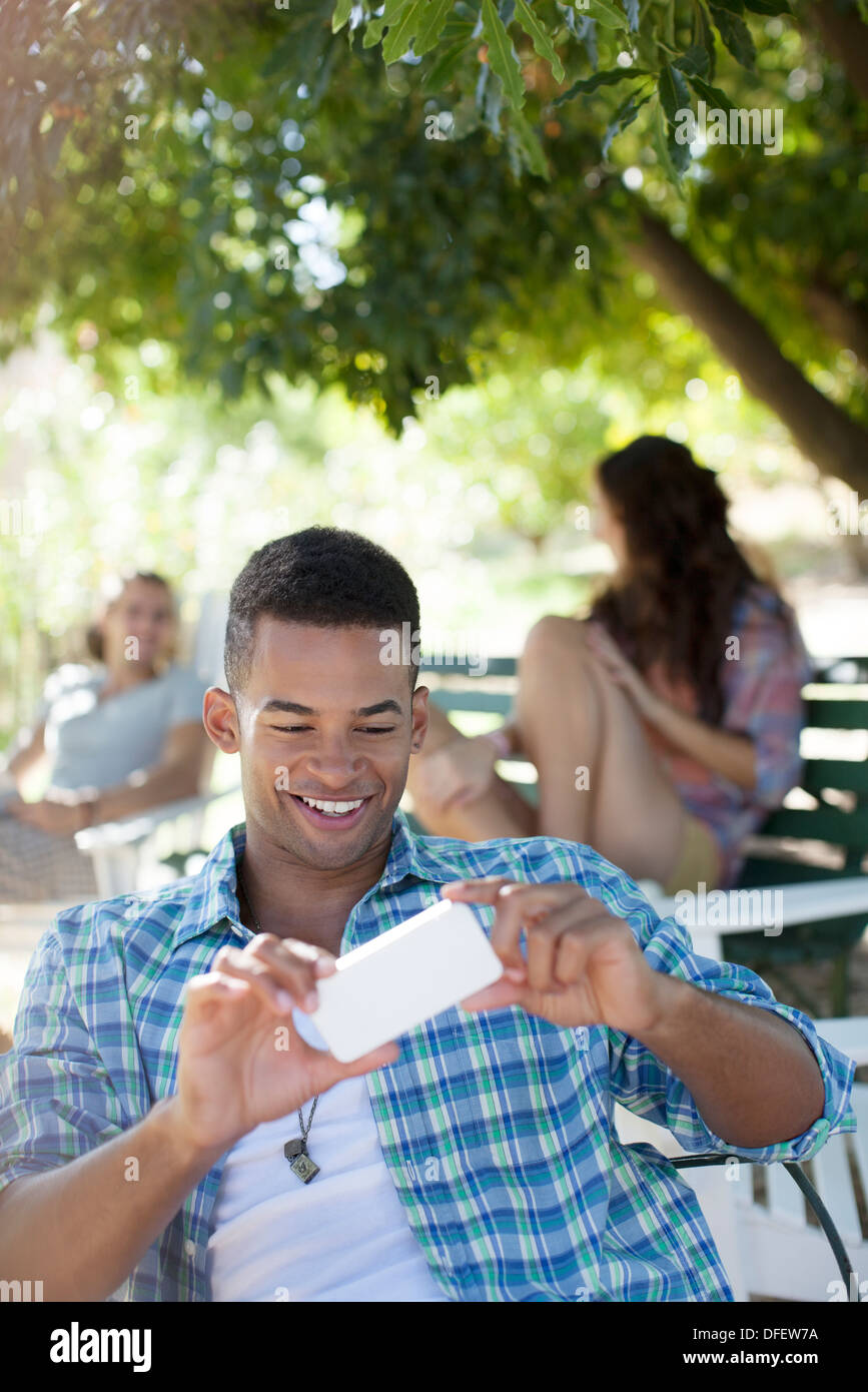Mann mit Kamera-Handy im park Stockfoto