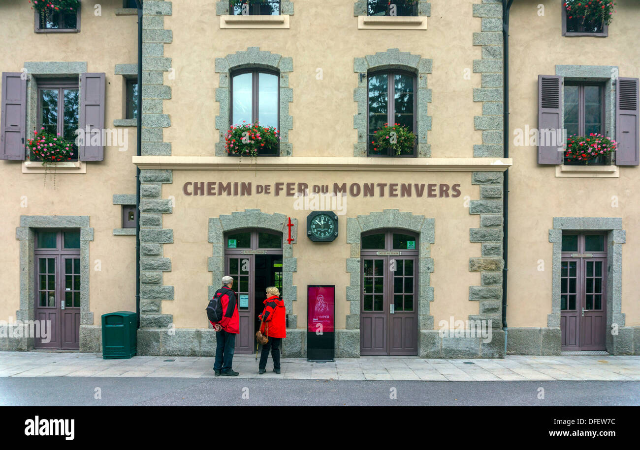 Zwei Menschen in rot außerhalb Montenvers Bergstation, Chamonix-Mont-Blanc, Alpen, Stockfoto