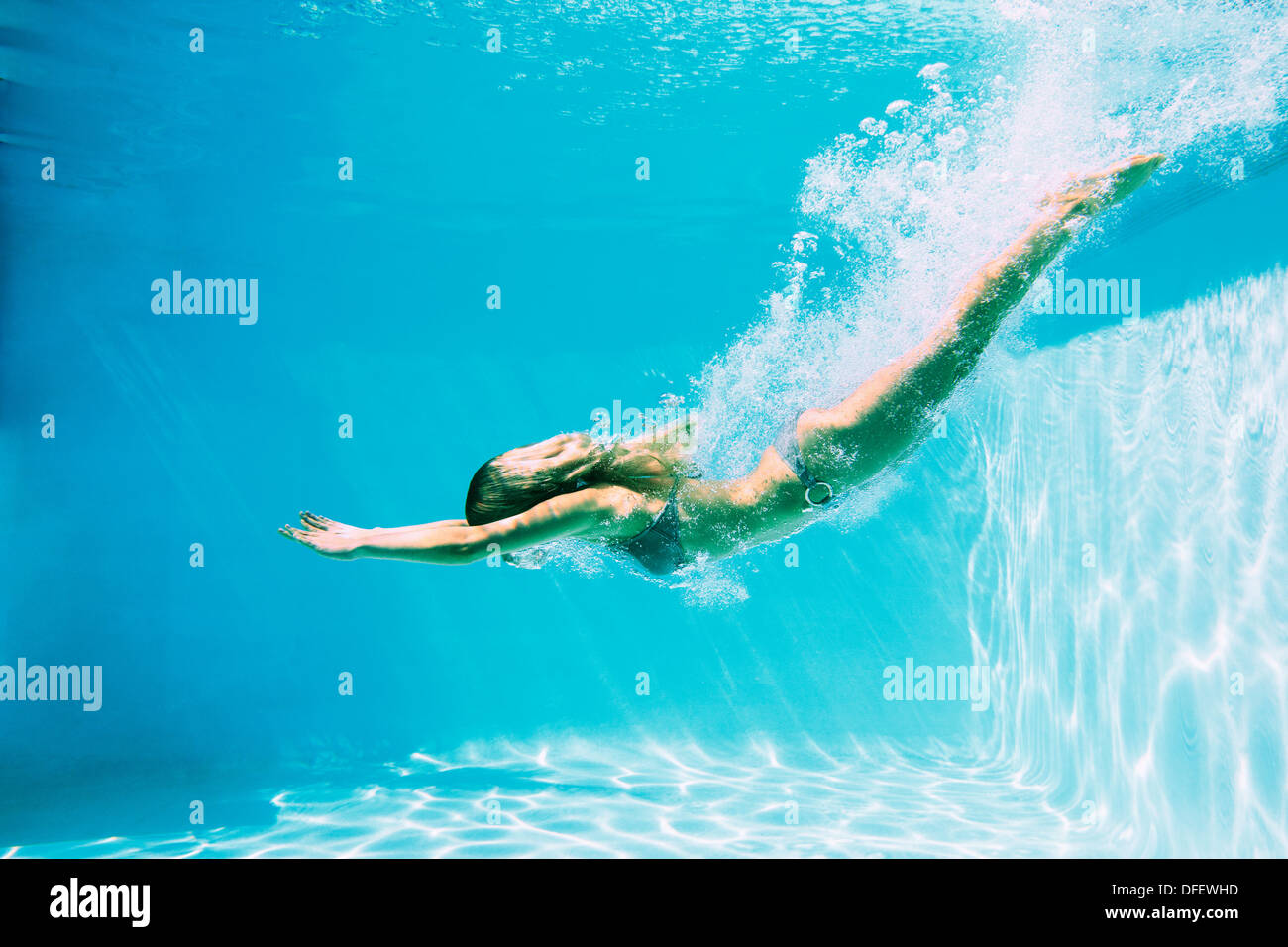 Frau in Schwimmbad tauchen Stockfoto
