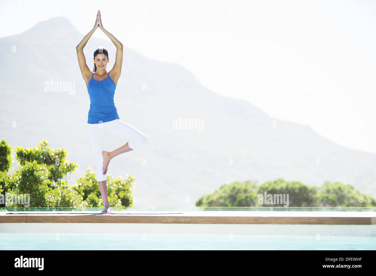 Yoga zu praktizieren Frau am Pool Stockfoto
