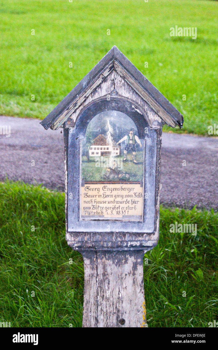 Am Straßenrand Denkmal für Georg Enzensberg, ein Bauer tötete durch Blitzschlag, 1833, Schwangau, Bayern (Bayern), Deutschland Stockfoto