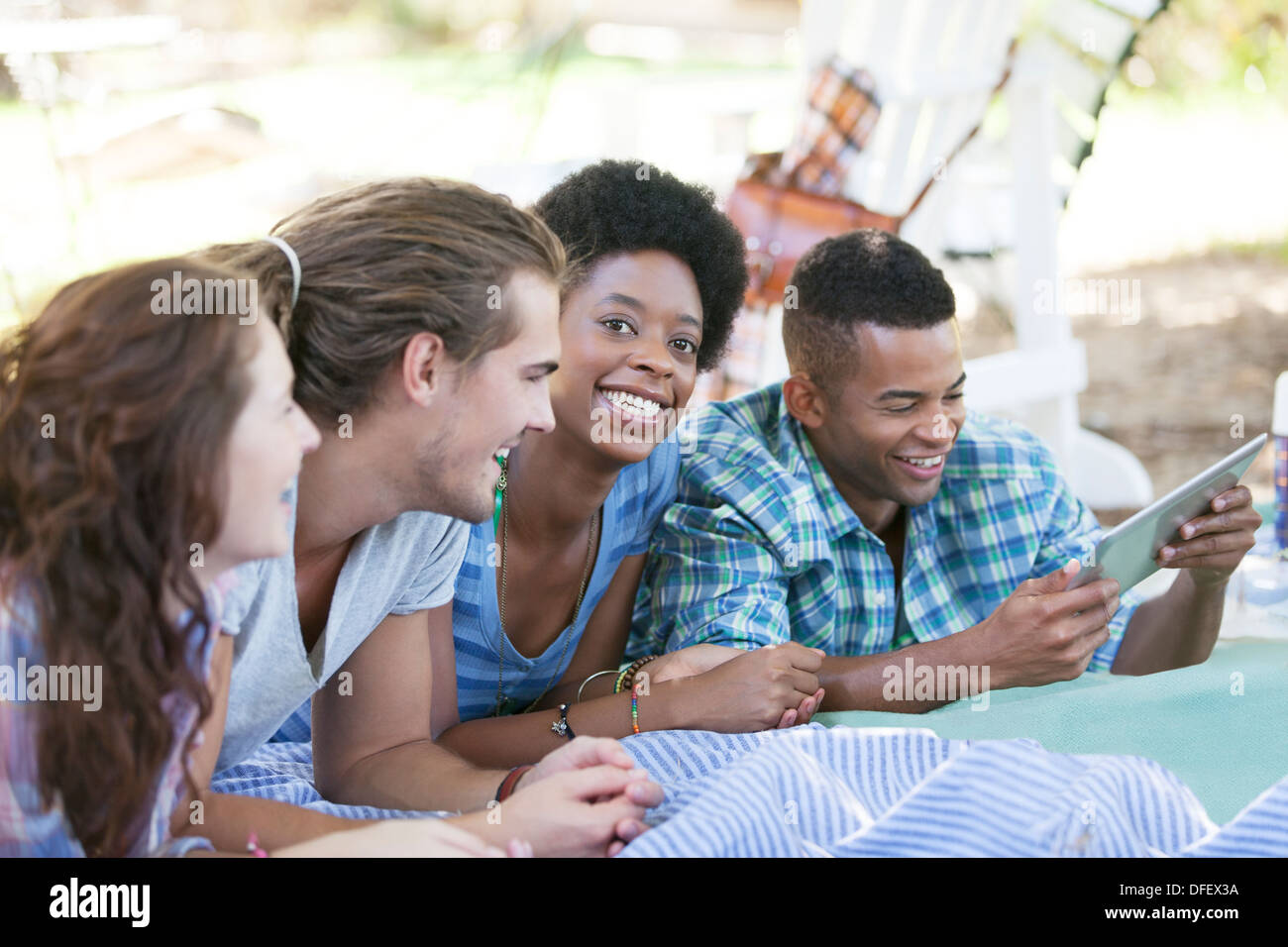 Freunde mit digital-Tablette auf Decke Stockfoto