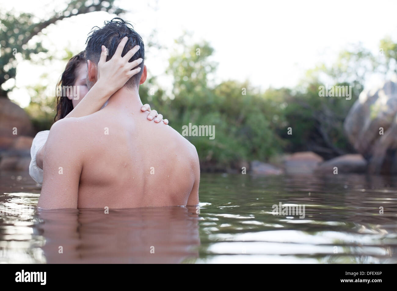 Paar umarmt in See Stockfoto