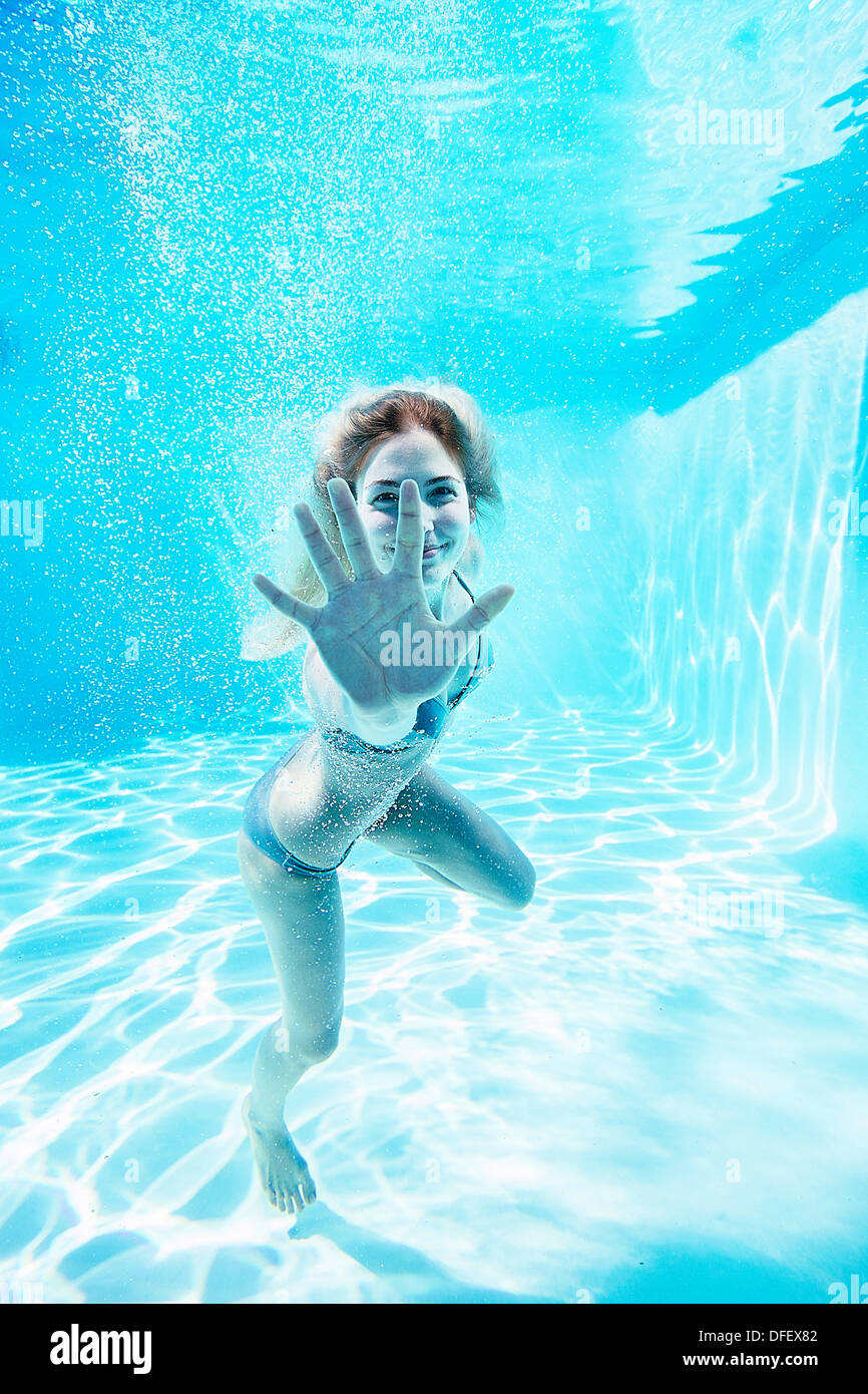 Porträt Von Lächelnden Frau Unter Wasser Im Schwimmbad Stockfoto Bild