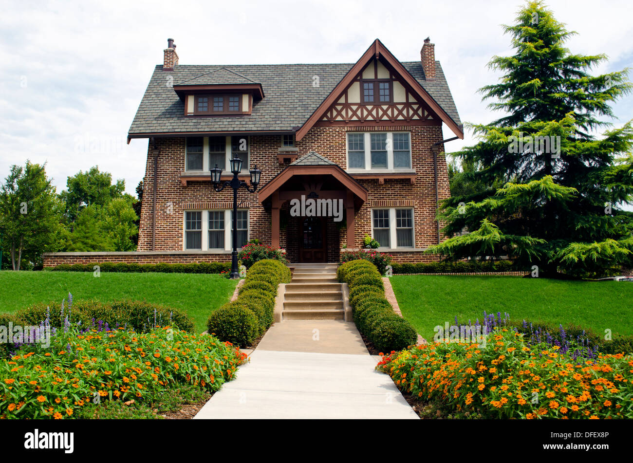 Backstein Haus Vorderansicht des englischen Tudor-Stil mit blühenden