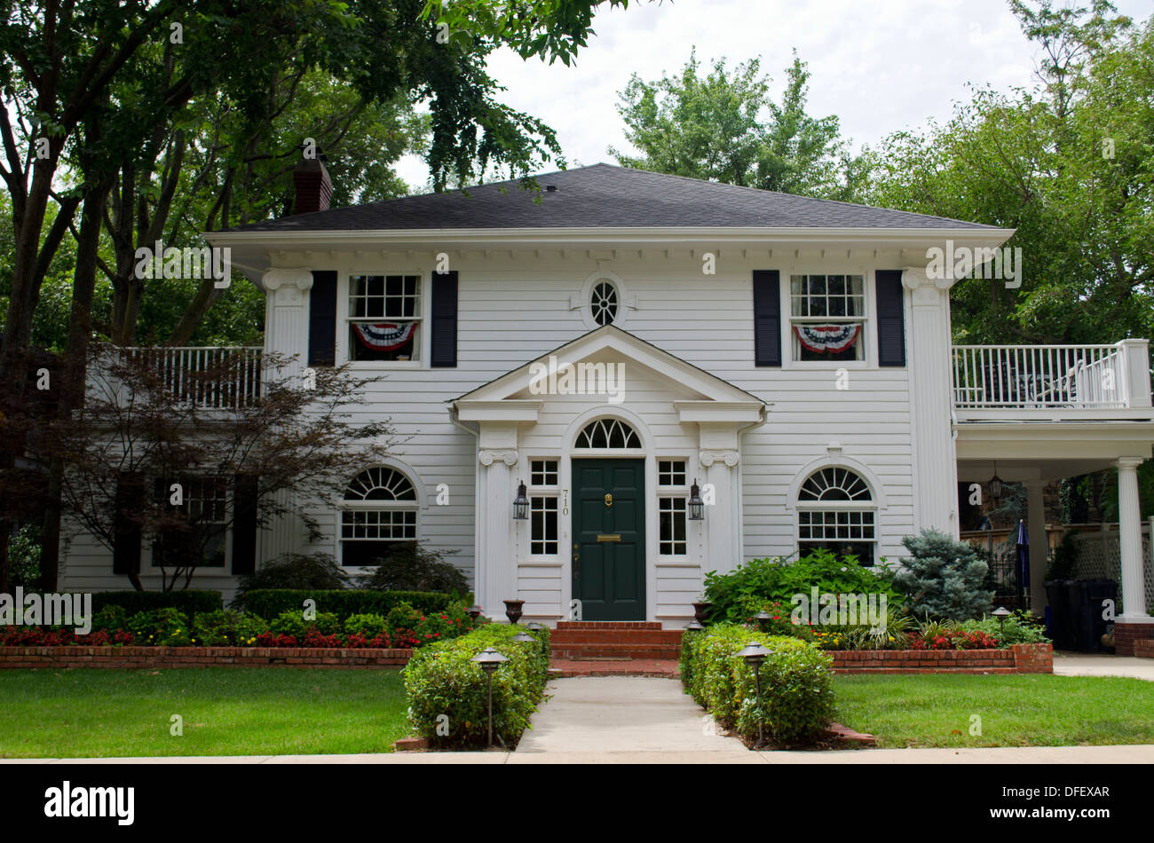 Weiße Schindeln Haus mit Flagge Ammern und blühenden Garten, Oklahoma City, OK, USA Stockfoto