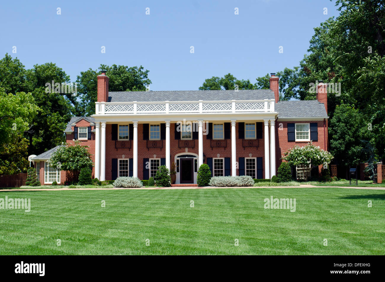 Großen Kolonialstil Backsteinhaus betrachtet im Vorgarten, Oklahoma City, OK, USA Stockfoto