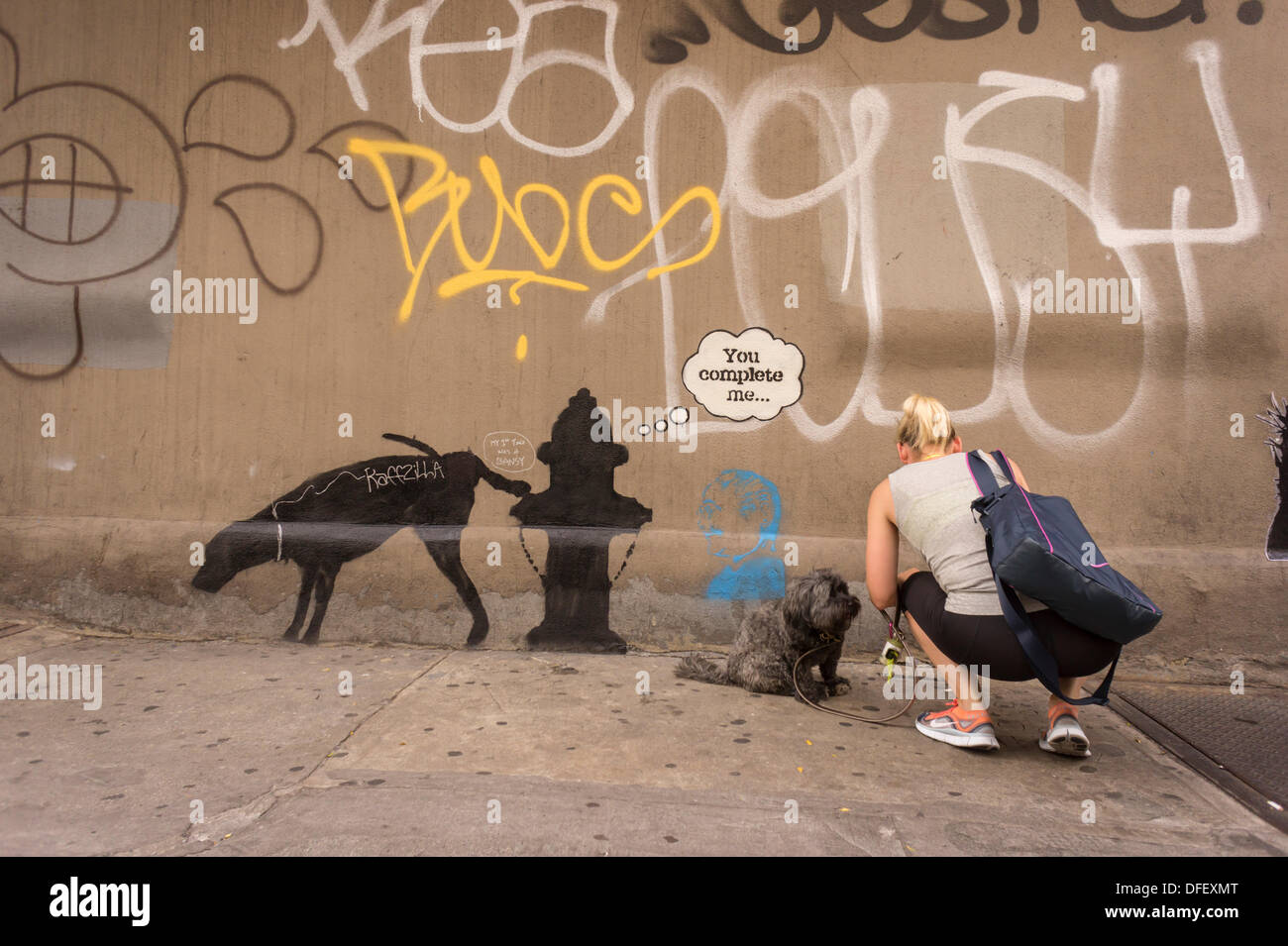 New York, USA. 3. Oktober 2013. Graffiti-Fans strömen in New Yorker Stadtteil Chelsea auf Donnerstag, 3. Oktober 2013, die dritte Tranche des Banky der Graffiti-Kunst zu sehen. Der schwer fassbaren Streetart-Künstler schaffen Werke rund um die Stadt, je Tag, im Laufe des Monats Oktober begleitet durch eine satirische aufgezeichnete Nachricht ein Museumsrundgang, die Sie bekommen können telefonisch unter der Nummer 1-800-656-4271 gefolgt von # und die Anzahl von Kunstwerken zu parodieren. Die Lage der Kunst findet entweder serendipitously oder per Crowdsourcing.  (© Richard B. Levine) Bildnachweis: Richard Levine/Alamy Live-Nachrichten Stockfoto